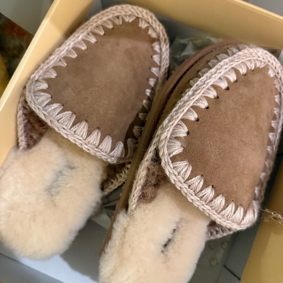 MOU Slippers - Picture 2 of 4